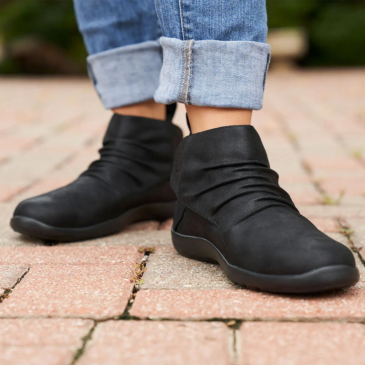 Women wearing Anodyne women's No.91 casual boot in black